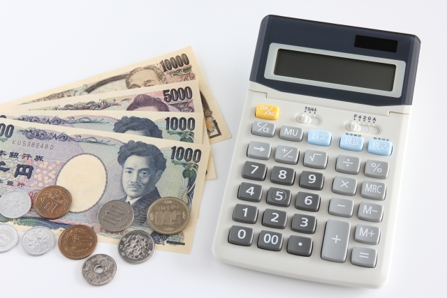 日本円と電卓が並んでいる