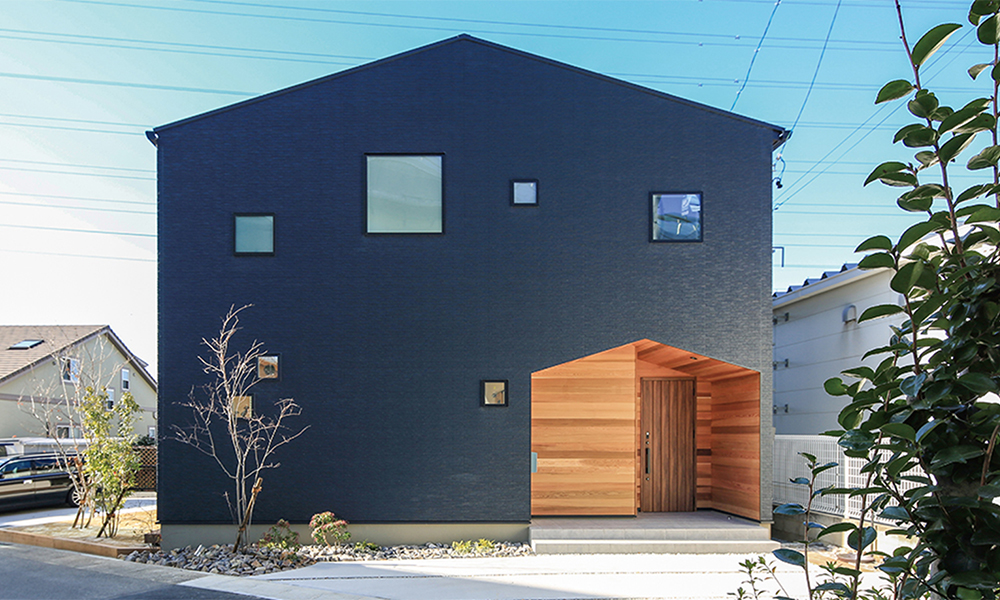 黒と木目調のコントラストが美しい五角形の家